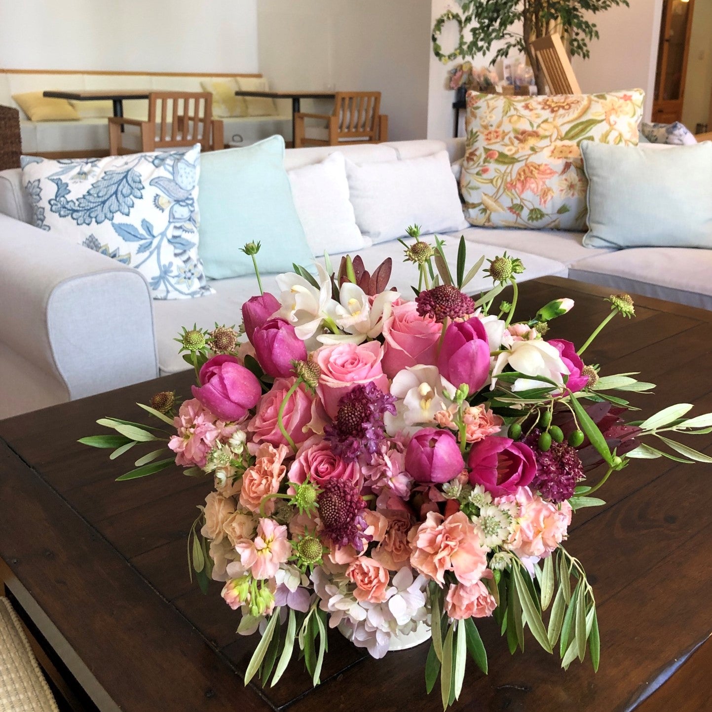 (AR09) Table Arrangement Rose and Tulip